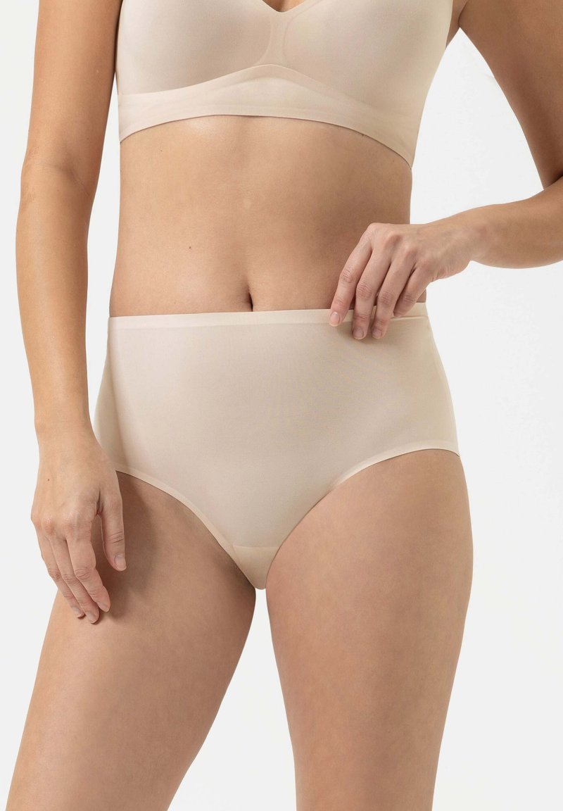 Beige ondergoed met hoge taille, gemaakt van gladde, elastische stof. Heeft een naadloos ontwerp met een zachte elastische tailleband voor comfort.