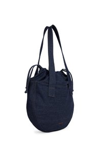 Sac fourre-tout en denim bleu foncé, de forme ronde, avec des sangles ajustables et fermeture à cordon. Présente des coutures contrastées et un détail de logo.