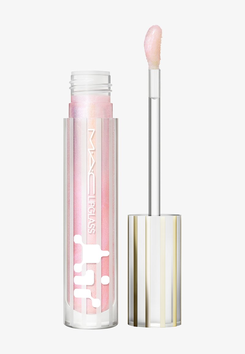 Le tube de Lipglass de MAC présente un design cylindrique transparent avec un gloss rose scintillant visible à l'intérieur. Le capuchon arbore des rayures verticales dorées et argentées.