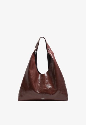 Hnedá lesklá kožená kabelka s dvoma pásikmi so cvokmi a mäkkým, uvoľneným trojuholníkovým tvarom, označená malým nápisom "Bimba y Lola".