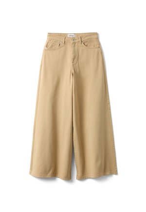 Pantalones anchos de tiro alto color beige con botón delantero, cremallera, trabillas para cinturón y bolsillos frontales, colocados planos sobre fondo blanco.