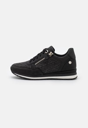 Czarny sneaker z teksturowanymi, plecionymi panelami, gładkim wykończeniem ze skóry, przodem na sznurówki oraz bocznym zamkiem. Podeszwa w białym i czarnym kolorze.