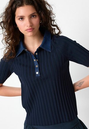 Námořnický pruhovaný polo tričko s límcem připomínajícím denim, zdobené zlatými knoflíky a krátkými rukávy. Vzorovaná textura s přiléhavým střihem.
