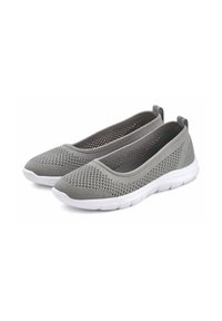Graue Slipper mit einem atmungsaktiven Mesh-Obermaterial, strukturiertem Muster und weißer Gummisohle. Verfügt über ein niedriges Profil und einen Zugtab hinten.