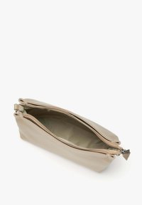 Leren pochette in lichtbeige met een ritssluiting. Heeft een gestructureerde buitenkant en een soepele binnenvoering. Compacte en rechthoekige vorm.