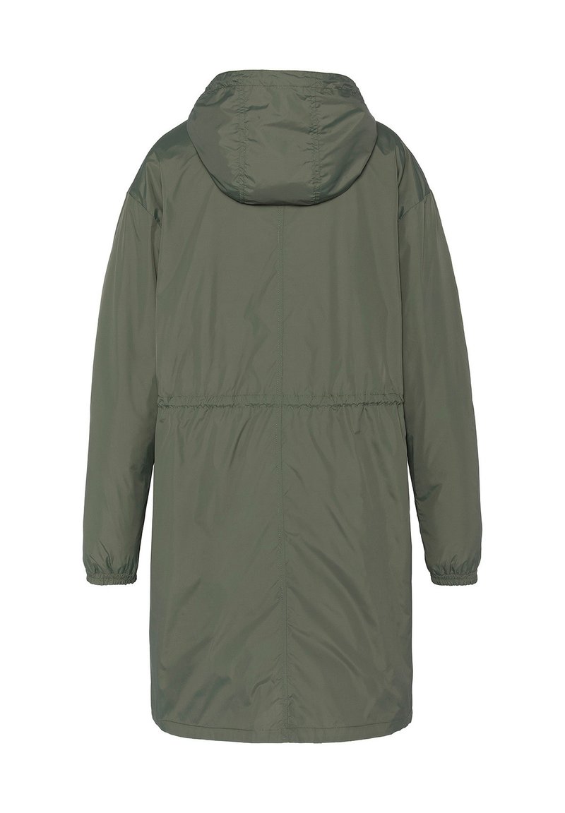 Parka longue d'un vert olive imperméable avec capuche, poignets élastiques et taille ajustable, présentée de dos sur un fond blanc.