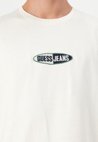 Guess Jeans SMALL LOGO TEE - Trükipildiga T-särk - pristine white