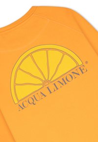 Ljusorange sweatshirt med en grafisk bild av en gul citronskiva och texten "ACQUA LIMONE" i mörkblått. Mjuk bomullsmaterial med slät textur.