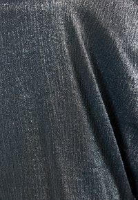 Metallisk svart tyg med en subtil lyster, som har fina vertikala texturer och en slät yta, vilket tyder på en lätt och flödande design.