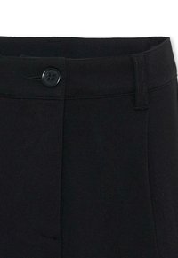 Pantalon noir en tissu lisse, avec une fermeture à bouton noir unique et une ceinture cintrée aux finitions impeccables.