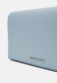 MICHAEL Michael Kors JET SET FLAP XBODY - Skulderveske - pale ocean