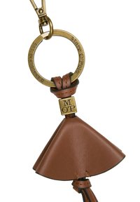 Porte-clés en cuir marron avec un pendentif en cuir en forme de triangle, orné d'un anneau en laiton estampillé "Marc O'Polo" et d'une petite étiquette en métal.
