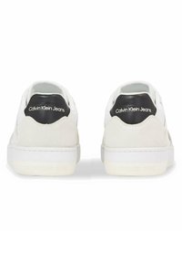 Zapatillas blancas con paneles de cuero liso y ante. Acentos de logo negro en los talones y textura sutil en el material. Suelas de goma planas.