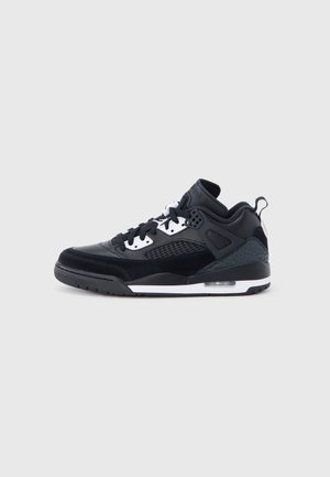 Sort og hvid lavtop sneaker med mesh paneler, synlig luftsål og snørebånd, vist fra siden på en ensfarvet baggrund.