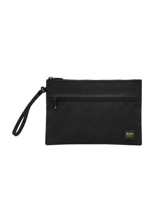 Pochette da polso rettangolare nera con tasca anteriore con cerniera, cerniera superiore e piccola etichetta gialla Blauer nell'angolo inferiore destro.