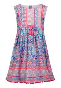 Letnia sukienka w kwiaty z lekkiego materiału; posiada wzorzysty gorset, różowe akcenty oraz marszczoną spódnicę z ozdobnymi pomponami wzdłuż dołu.