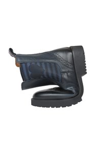 Czarne skórzane botki za kostkę z teksturowanym, wzorzystym panelem bocznym w niebieskie i szare paski. Masywna czarna gumowa podeszwa z bieżnikiem.