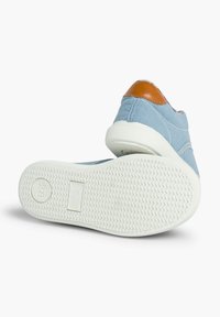 Sneaker in tela azzurra con accentuazione in pelle marrone sul tallone e suola in gomma bianca dotata di un motivo testurizzato per la presa.