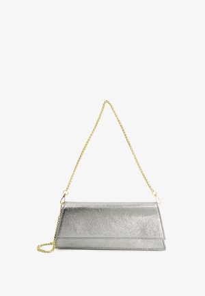 Metallisch silberne Clutch-Tasche mit einem schlanken rechteckigen Design, das eine strukturierte Oberfläche und einen goldenen Kettenriemen zum Tragen aufweist.