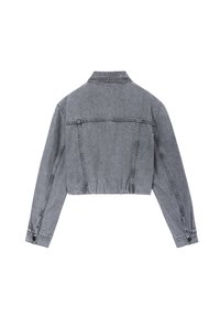 Chaqueta de mezclilla recortada en gris claro, con mangas largas, puños de botones, un cuello y detalle en la parte trasera, con costuras visibles.