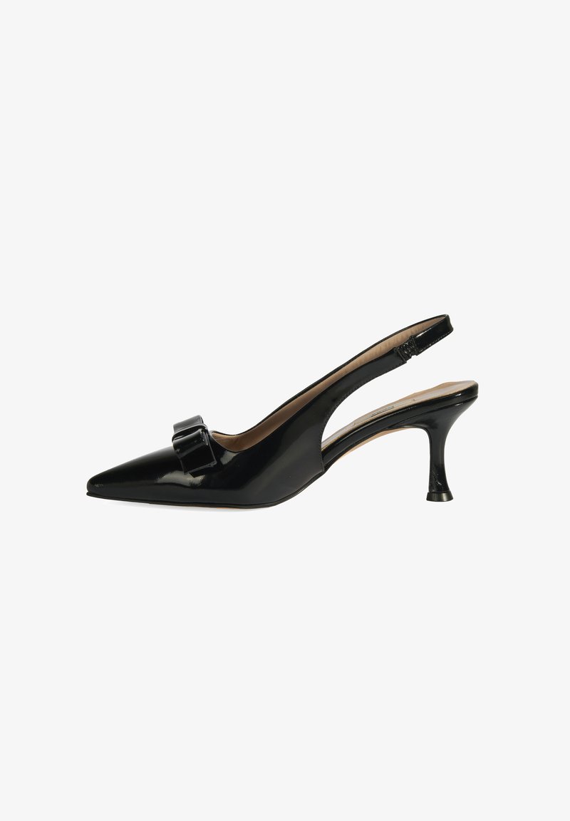 Chaussure slingback en cuir verni noir avec un bout pointu, un talon de hauteur intermédiaire et un accent de nœud à l'avant. Texture lisse, design élégant.