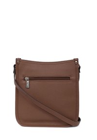 Brązowa skórzana torba na ramię o płaskim kształcie, z zamykaną na zamek kieszenią z przodu oraz regulowanym paskiem. Gładka tekstura i minimalistyczny design.