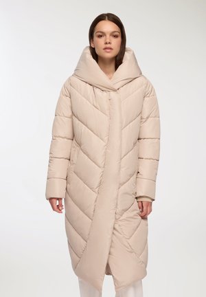 Cappotto imbottito beige con un ampio cappuccio, motivo a zigzag e maniche lunghe. Presenta una chiusura frontale e una trama morbida e liscia.