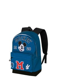 Mochila de tela azul con parte inferior negra. Presenta un gráfico de Mickey Mouse, el texto "MICKEY", los números 1928, una "M" roja y un detalle de signo de paz.