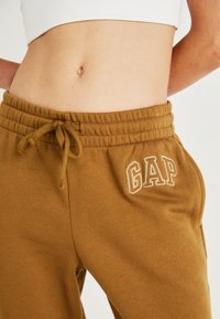 GAP HERITAGE JOGGER - Pantalones deportivos - palomino brown global