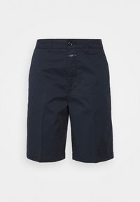 Shorts bleu marine en tissu léger, dotés d'une fermeture par bouton, de deux poches latérales et d'un devant plat avec une finition soignée.