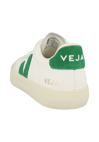 Sneaker in pelle bianca con dettagli in suede verde, dotato di suola piatta in gomma, punta tonda e logo "VEJA" in oro sul lato e sul tallone.
