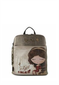 Rucksack aus strukturiertem Goldmaterial mit einem Design einer Cartoon-Mädchenfigur. Verfügt über einen Tragegriff oben, einen Reißverschluss und dekorative Details.