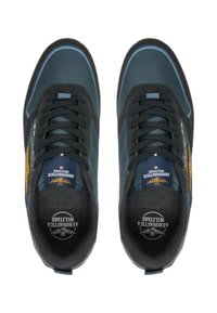 Sneakers blu scuro e nere con materiale testurizzato, lacci neri e un emblema dorato vicino alla caviglia. Design a taglio basso con collo imbottito.