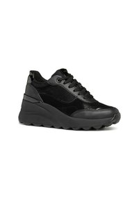 Czarne sportowe sneakersy z teksturowanej tkaniny i gładkimi, błyszczącymi akcentami, z grubą, klinową podeszwą i tradycyjnym zapięciem na sznurowadła.