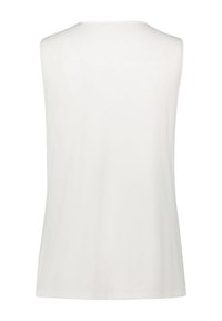 Haut blanc sans manches, en tissu lisse, avec un col rond et une coupe fluide et décontractée. Aucun motif ou ornement visible.