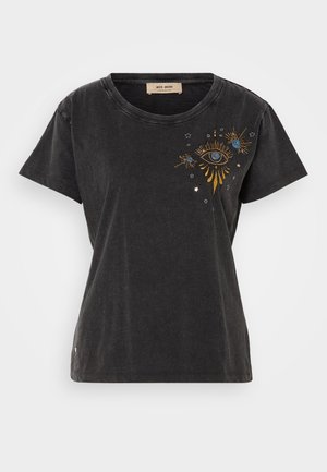 Mustan puuvillapaidan, jossa on lyhyet hihat, pyöreä kaula-aukko ja kultaisilla ja sinisillä yksityiskohdilla varustettu brodeerattu silmäkuvio etupuolella.