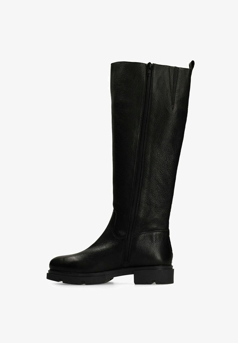 Schwarze Lederstiefel bis zum Knie mit glatter Textur, seitlichem Reißverschluss und einer robusten Gummisohle. Sie verfügen über ein minimalistisches Design und eine leichte Verjüngung an der Oberseite.