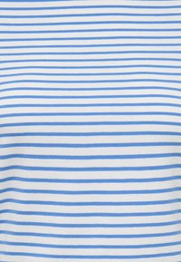 Katoenen shirt met horizontale strepen in lichtblauw en wit. Zachte textuur met gelijkmatige afstand tussen de strepen. Klassiek, casual ontwerp.