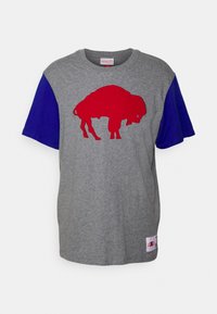 Grå bomulds t-shirt med korte blå ærmer, der har et stort rødt bison grafisk motiv på forsiden. Indeholder et lille mærke nær kanten.