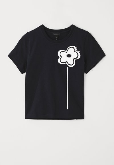 Marineblå bomull T-skjorte med rund hals, med stort hvitt blomstermotiv på frontruten. Kortermet, avslappet passform og ensfarget.