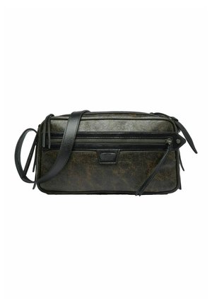 Prostokątna ciemnobrązowa skórzana torba typu crossbody z przednią kieszenią na zamek i regulowanym paskiem na ramię.