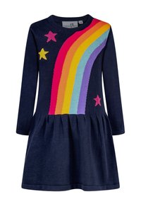 Marinblå klänning med en stickad regnbågsdesign i rosa, gult, grönt och lila, dekorerad med stjärnor på bröstet och en rynkad kjol.