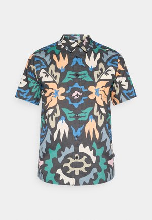 Chemise à manches courtes avec un fond noir, présentant un motif floral abstrait coloré en vert, bleu, orange et crème. Design à boutons.