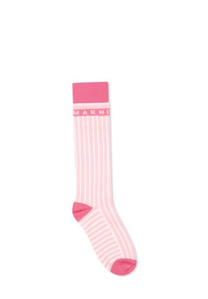 Calza a ginocchio rosa a coste con strisce verticali rosa più chiare. Presenta una punta e un risvolto solidi rosa con il logo "MARNI" dello stesso colore.