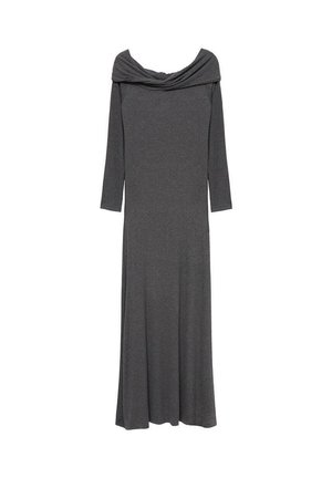 Robe longue grise avec un décolleté cowl dégageant les épaules, des manches longues et une silouhette fluide en tissu doux et texturé.