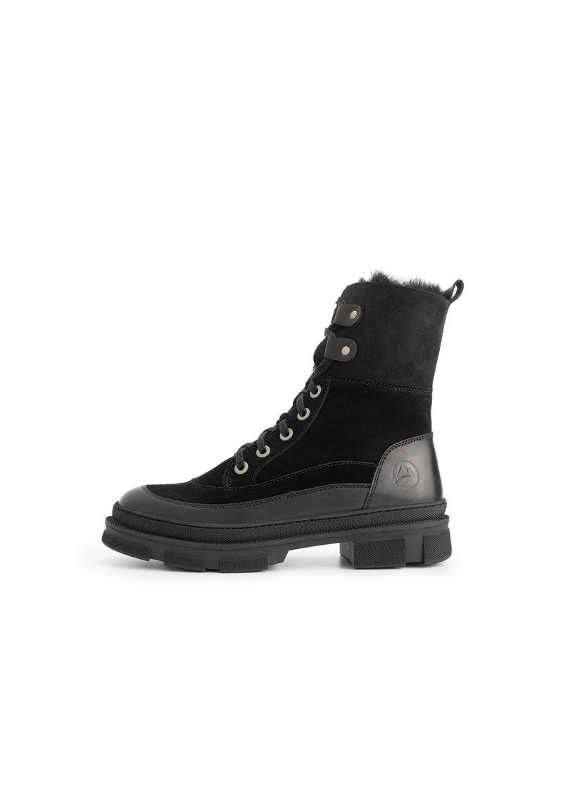 Zwarte veterschoen van suede en leer, met een chunky rubberen zool en metalen oogjes, en een zachte, hoogwaardige kraag van bont.