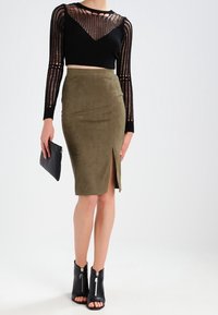 Missguided Pouzdrová sukně - khaki