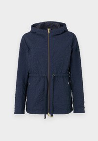 Ναυτικό μπλε μπουφάν με υφασμάτινη υφή, κλείσιμο με φερμουάρ, �ρυθμιζόμενη μέση με κορδόνι και κουκούλα. Διαθέτει χρυσές λεπτομέρειες και λογότυπο στο μανίκι.