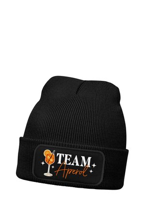 Schwarze Strickmütze mit umgeschlagenem Rand und einem Aufnäher, der ein Cocktailglas sowie den Schriftzug "TEAM Aperol" in Weiß und Orange zeigt.