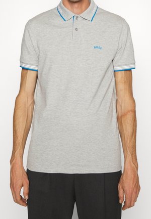 Grau meliertes Polohemd mit klassischem Kragen, blau-weiß gestreiften Bündchen und kleinem blauem Logo auf der Brust. Weiches Baumwollmischgewebe.